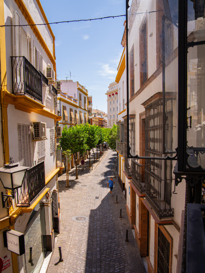 Vista desde el balcón a una calle del centro de Sevilla